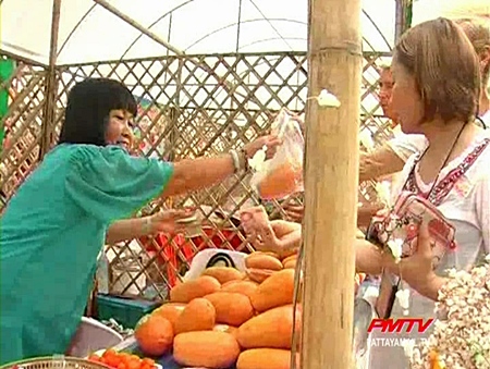 Some foreigners try some exotic fruits for the first time.